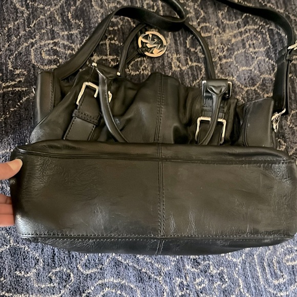 Gorgeous large Michael Kors bag with multiple compartments cross-body strap - Picture 3 of 3